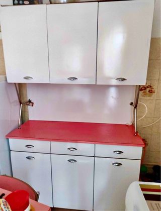 Tavolo, sedie e credenza formica rossa Vintage