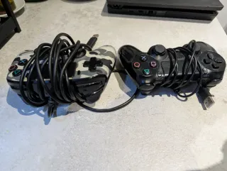 PS4 (PlayStation 4) Negra + 2 Mandos