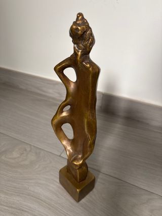 Escultura abstracta mujer bronce