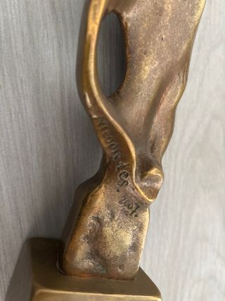 Escultura abstracta mujer bronce