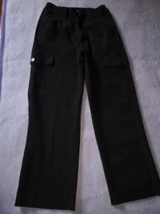 Pantalón cargo negro desigual
