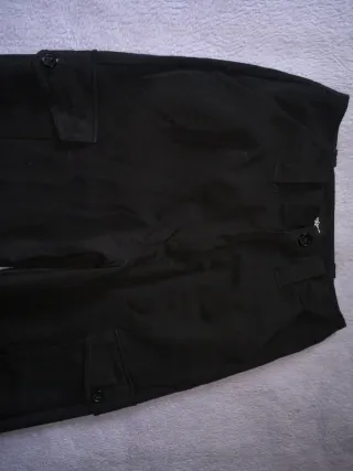 Pantalón cargo negro desigual