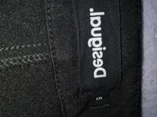 Pantalón cargo negro desigual