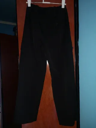 Pantalón cargo negro desigual