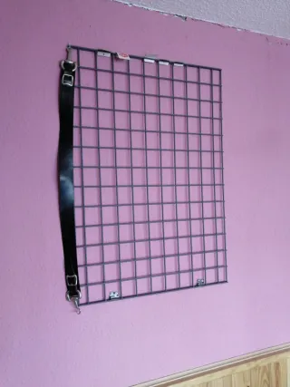 3 Mallas expositoras negras.