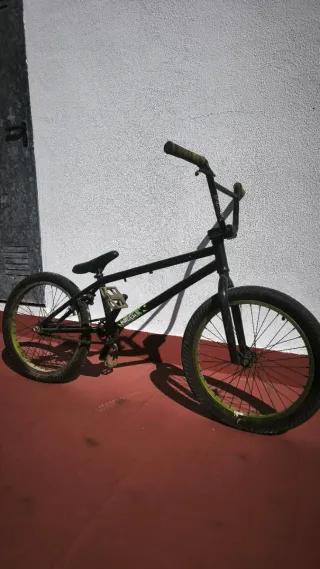 Bicicleta BMX negra con detalles verdes