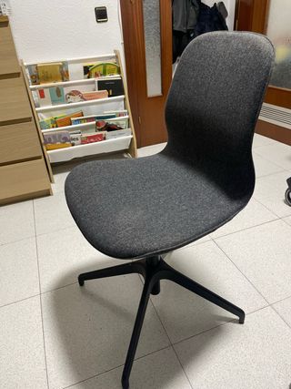 Silla de oficina moderna gris