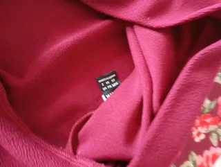 Sudadera burdeos con mangas florales