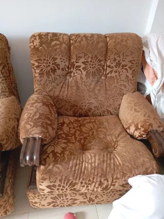 Sofá de terciopelo marrón con detalles dorados