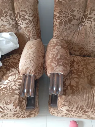 Sofá de terciopelo marrón con detalles dorados