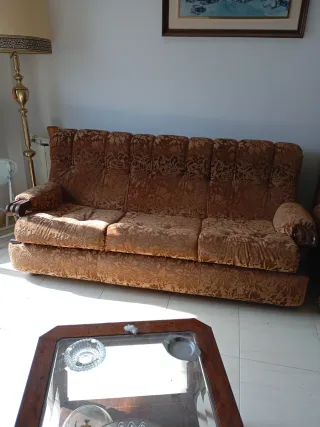 Sofá de terciopelo marrón con detalles dorados