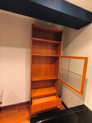 Vitrina de madera y cristal.