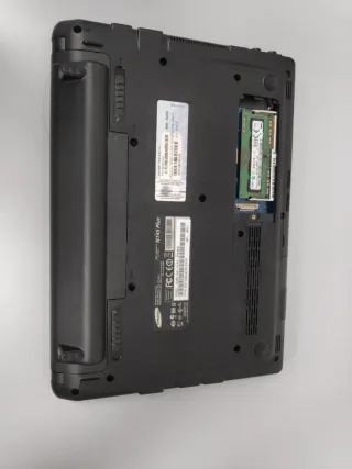 Portátil Samsung Negro y Rojo.  *P