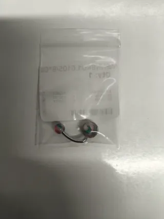 Piercing ombligo plateado vibrante