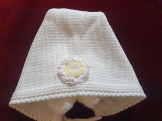 Vestido de bebé blanco con lazo amarillo