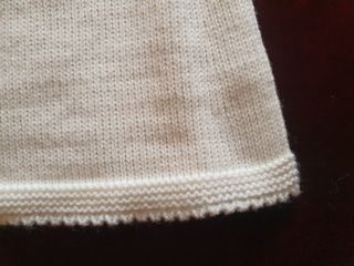 Vestido de bebé blanco con lazo amarillo