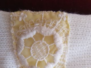 Vestido de bebé blanco con lazo amarillo