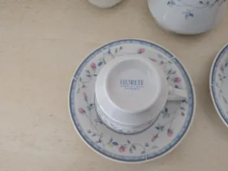 Set caffè in porcellana con fiori