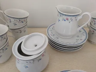 Set caffè in porcellana con fiori