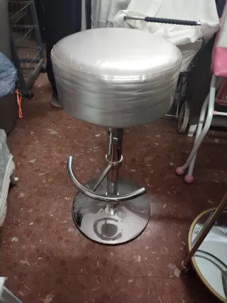 Taburete alto plateado