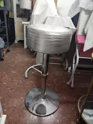 Taburete alto plateado