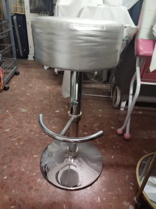 Taburete alto plateado