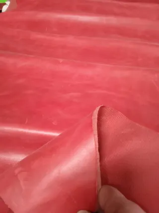 Piel genuina con forro color rojo. 28€.