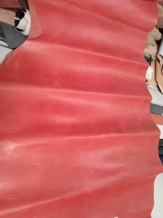 Piel genuina con forro color rojo. 28€.