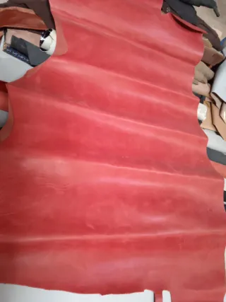 Piel genuina con forro color rojo. 28€.