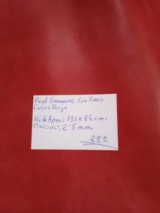 Piel genuina con forro color rojo. 28€.