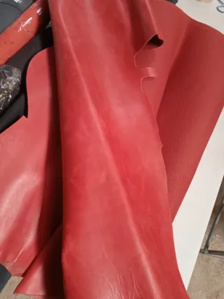 Piel genuina con forro color rojo. 28€.