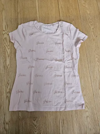 Camiseta Guess rosa con logo