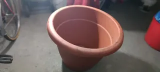 Maceta grande de jardín marrón