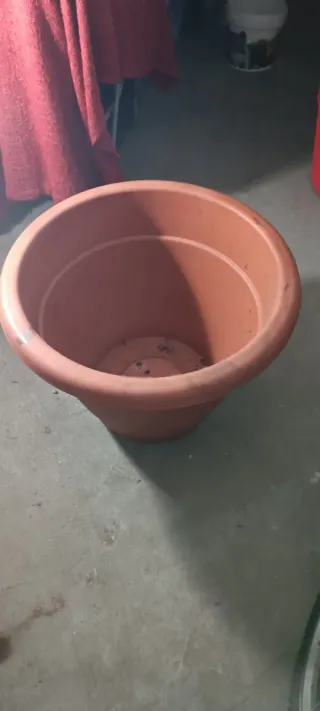 Maceta grande de jardín marrón