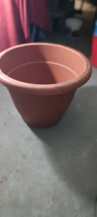 Maceta grande de jardín marrón