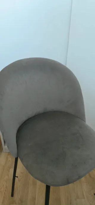 Taburetes de terciopelo gris y patas negras