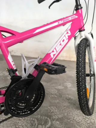 Bicicleta Montaña Niña Rosa NEON y casco infantil.