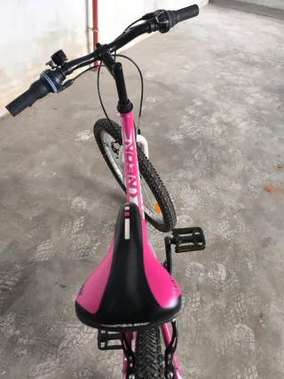 Bicicleta Montaña Niña Rosa NEON y casco infantil.