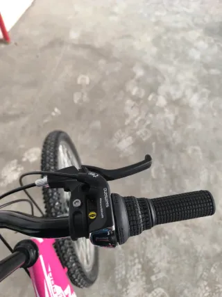 Bicicleta Montaña Niña Rosa NEON y casco infantil.