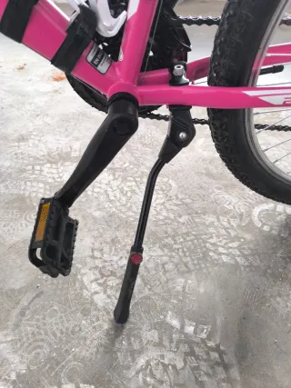 Bicicleta Montaña Niña Rosa NEON y casco infantil.