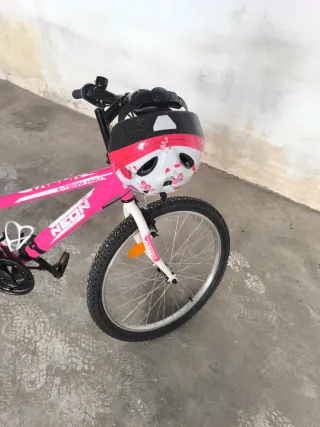 Bicicleta Montaña Niña Rosa NEON y casco infantil.