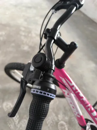 Bicicleta Montaña Niña Rosa NEON y casco infantil.