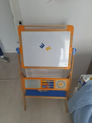 Pizarra infantil de madera con accesorios