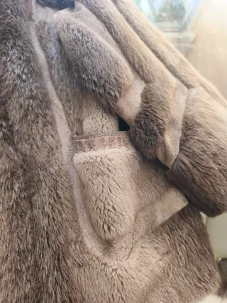 Chaquetón pelo suave beige y marrón