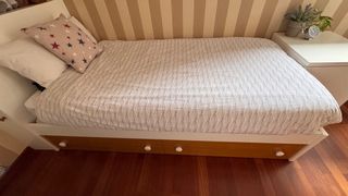Cama individual blanca con cajones