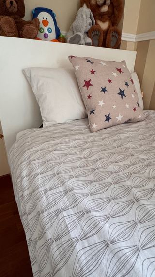 Cama individual blanca con cajones