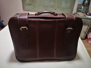 Maleta antigua de cuero marrón