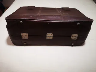 Maleta antigua de cuero marrón