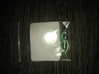 Curved Piercing Ombligo Verde Vibrante