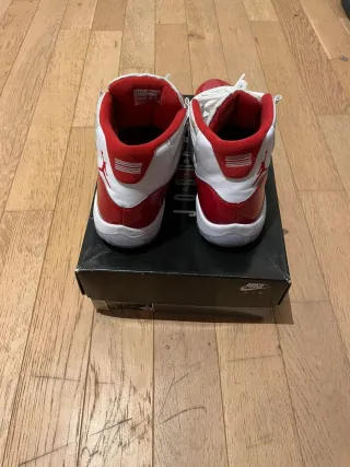 Zapatillas Jordan Talla 39 Rojas y Blancas